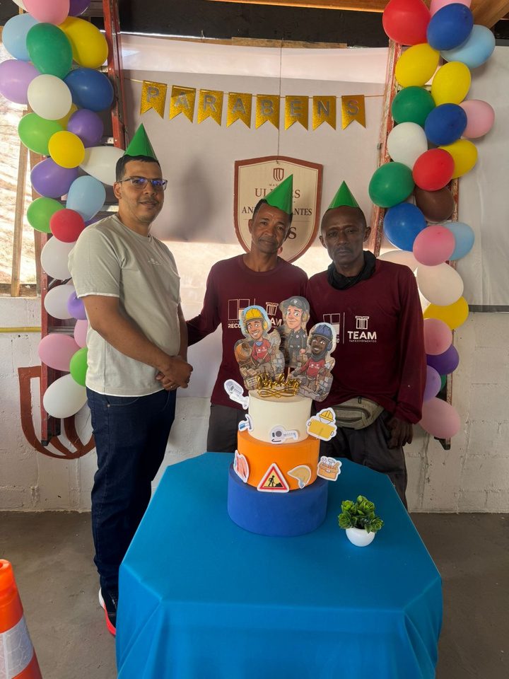 Comemoração dos aniversariantes de agosto, com bolo e balões.