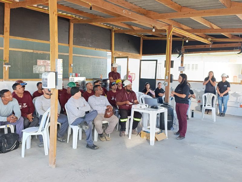 Sessão de treinamento e auditoria de qualidade com a equipe da obra.