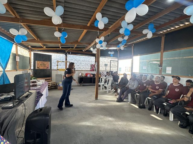 Celebração do Dia dos Pais no canteiro, com apresentação do Coral da Obra.