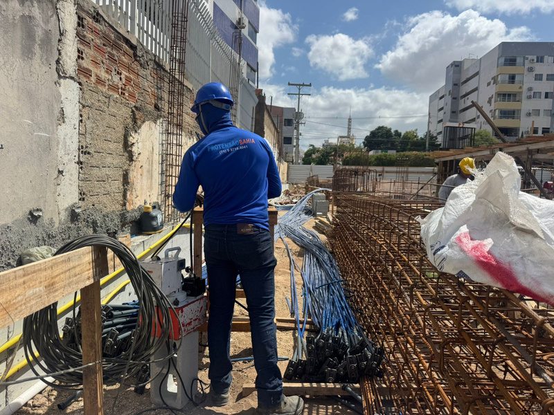 Profissional entre as armaduras, no início dos serviços de protensão.
