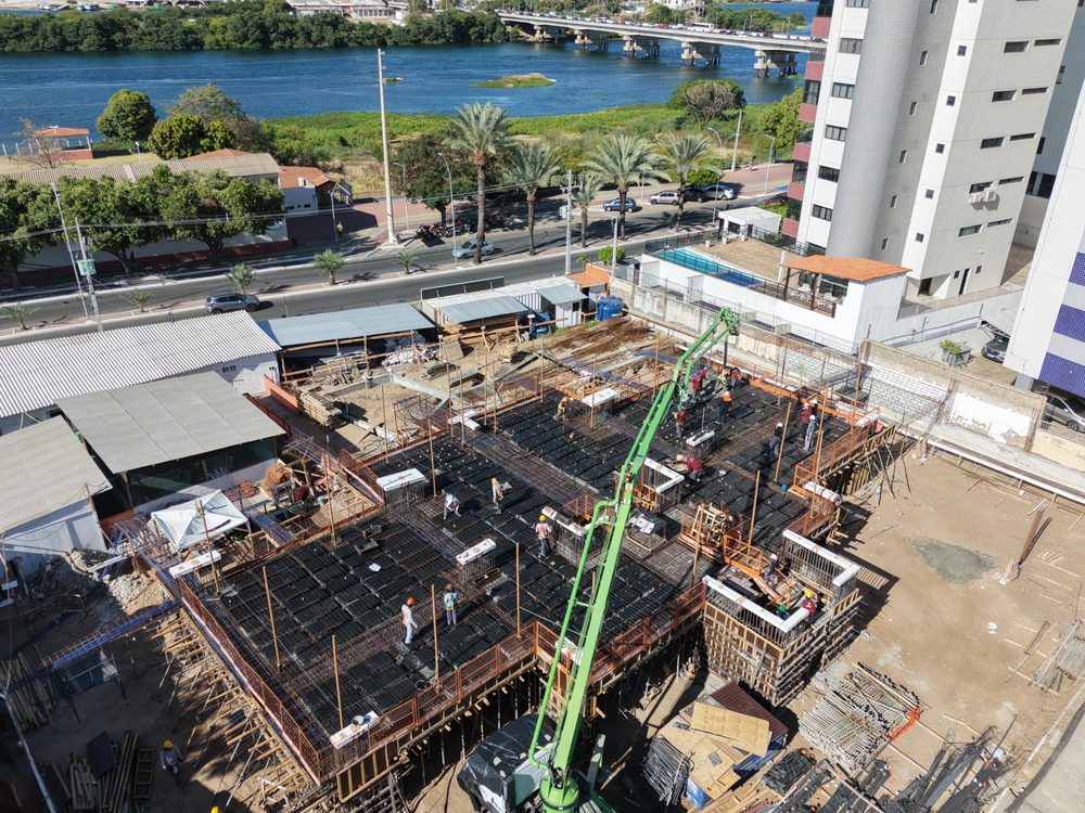 A concretagem em andamento sobre a projeção da torre, vista da orla.