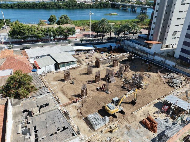 Vista aérea do canteiro entre o rio e a cidade, no início do período.