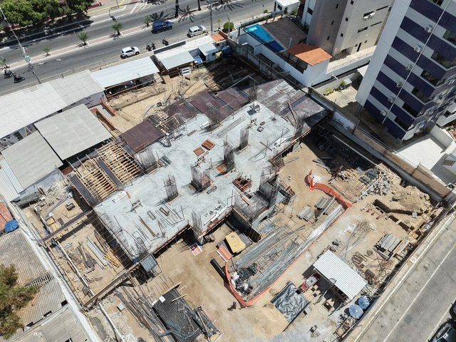 Vista aérea aproximada da laje do pilotis em execução.