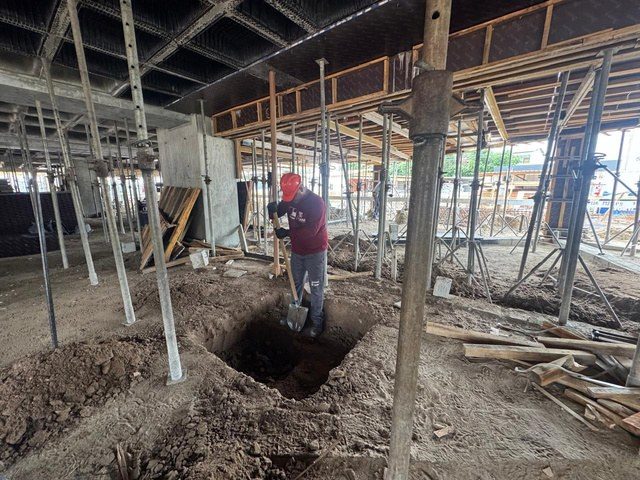 Escavação do sistema de drenagem no subsolo da edificação.