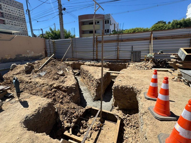 Abertura das valas de fundação na parte posterior do terreno, voltada para a Avenida Aristarco Lopes.