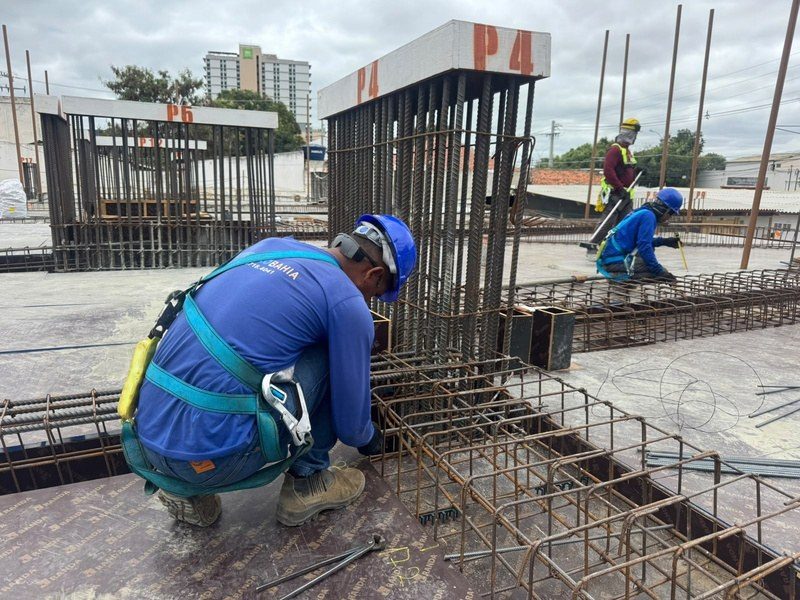 Trabalhador preparando os cabos de protensão sobre a armação da laje.