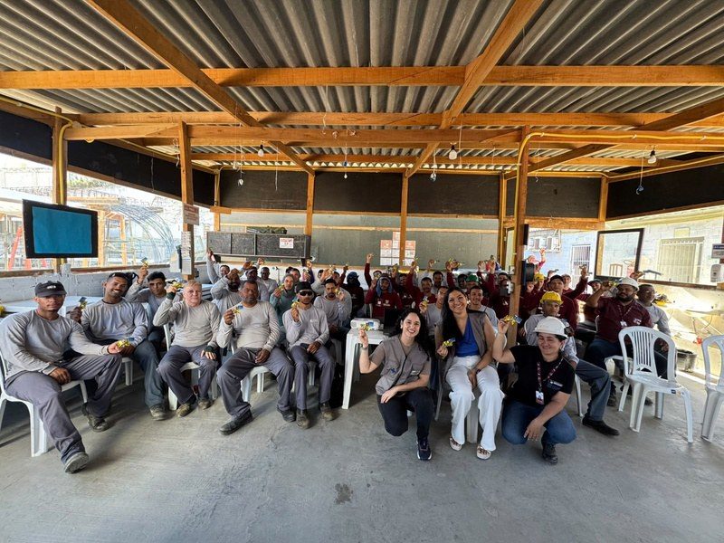 A equipe da obra reunida na palestra do Setembro Amarelo.